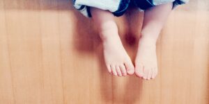 保育園児の足